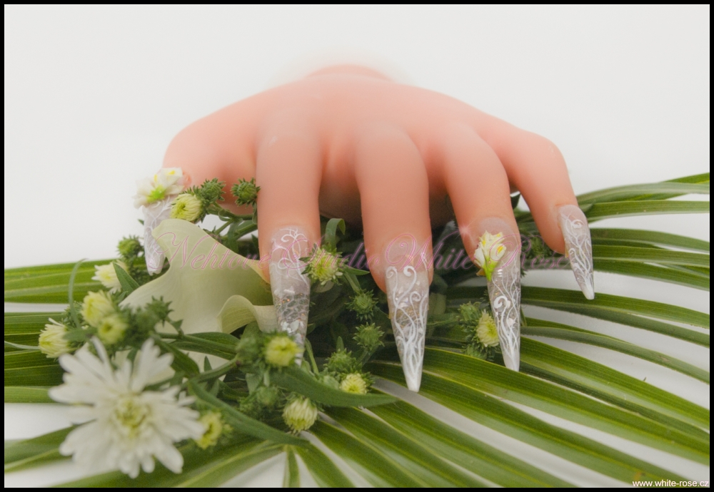 Nehtová modeláž – svatební nehty